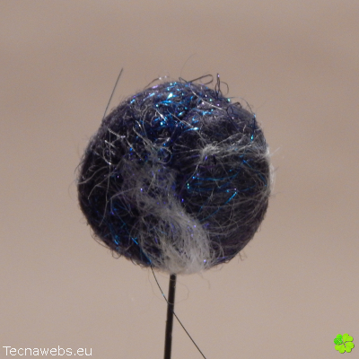 bolas de lana azul oscuro afieltrada