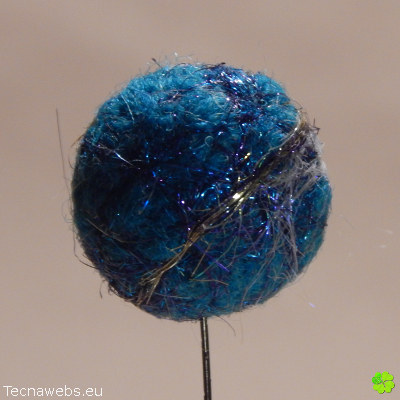 bolas de lana azulona afieltrada