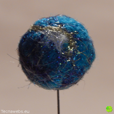 bolas de lana azulona afieltrada