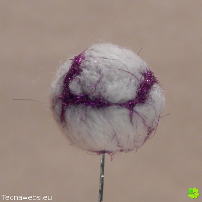 bola de lana blanca afieltrada