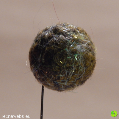 bolas de lana verde aceituna afieltrada