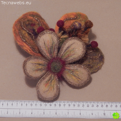 detalle broche flor grande de lana afieltrada