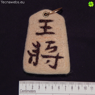 colgante pieza shogi rey reinante de lana afieltrada con referencias