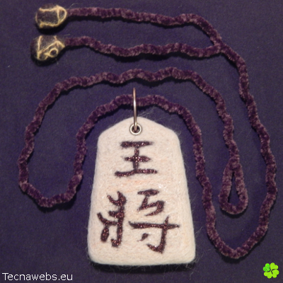 colgante pieza shogi rey reinante de lana afieltrada con cordon