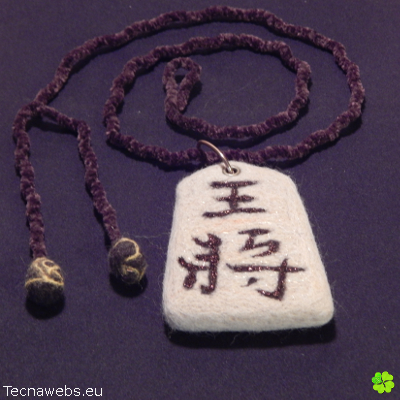 colgante pieza shogi rey reinante de lana afieltrada con cordon