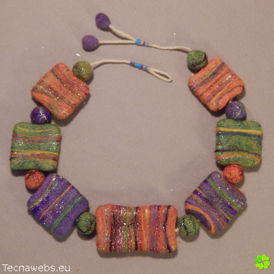 detalle collar alegria tricolor