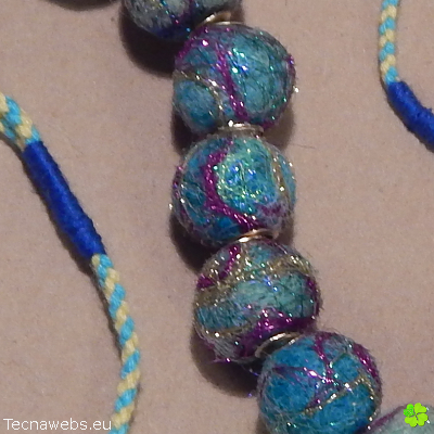 detalle collar azul caribe de lana afieltrada