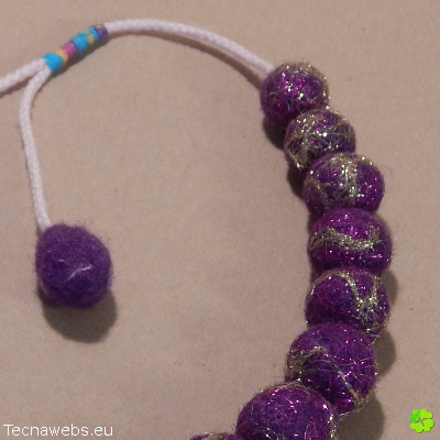 detalle collar escala purpura de lana afieltrada