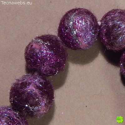 detalle collar fantasía púrpura de lana afieltrada