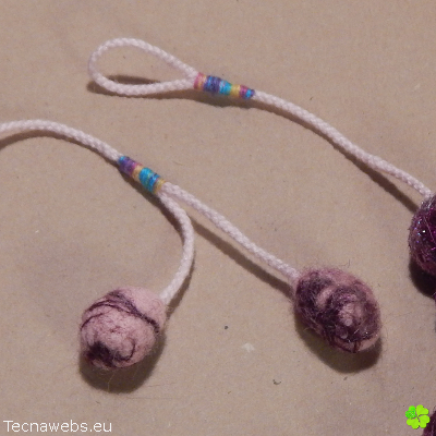 detalle broche collar fantasía púrpura de lana afieltrada