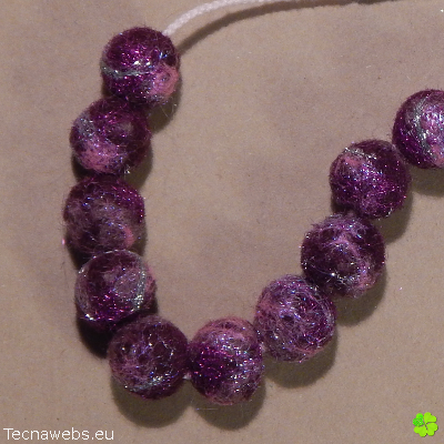 detalle collar fantasía púrpura de lana afieltrada