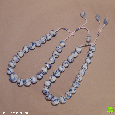 collar perlado de lana afieltrada con vetas azules