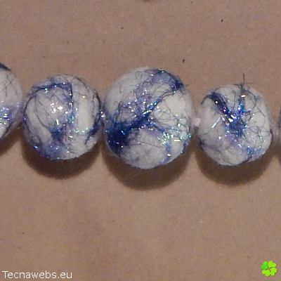 detalle collar perlado de lana afieltrada con vetas azules