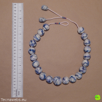 collar perlado de lana afieltrada con vetas azules con referencias