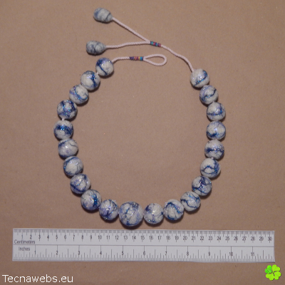 collar perlado de lana afieltrada con vetas azules con referencias