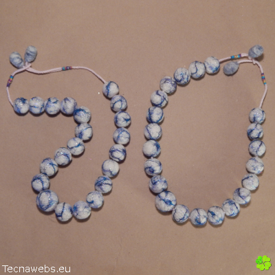 collar perlado de lana afieltrada con vetas azules